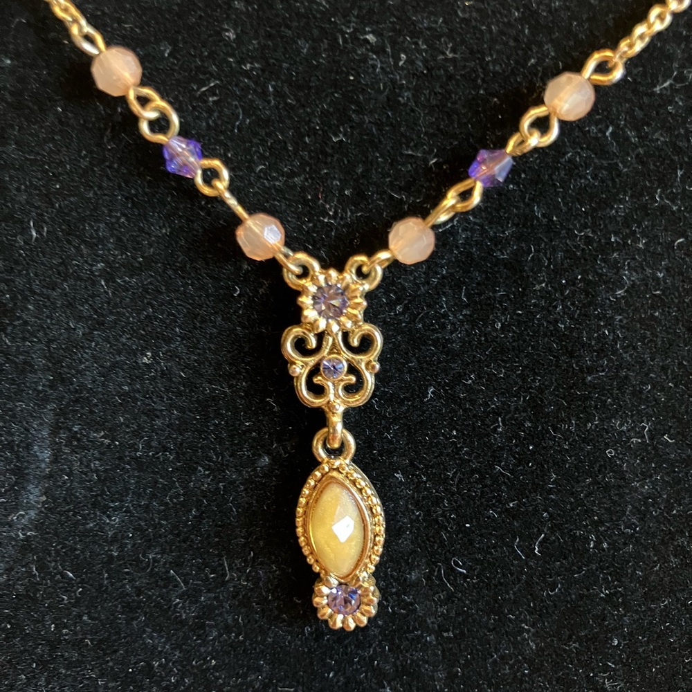 1928 BRAND WITH A CABOCHON GOLDEN STONE AND LAVENDER CRYSTALS